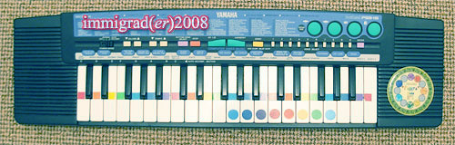 На синтезатор наклеиваем цвета и разучиваем детские песенки.
