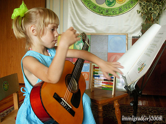 Ярослава разучивает детские мелодии на Гитаре "Радуга" по цифрам, по табам, по цветным нотам 