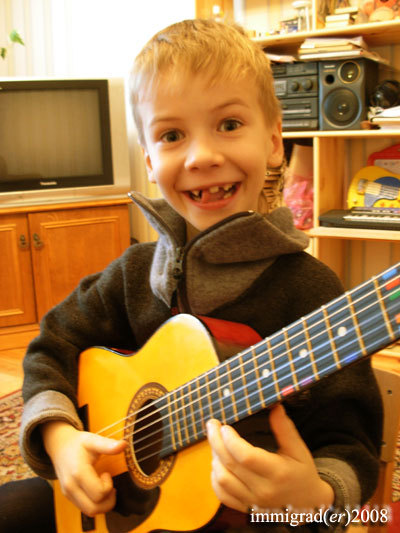 Юный гитарист Юра Федченко (5 лет)